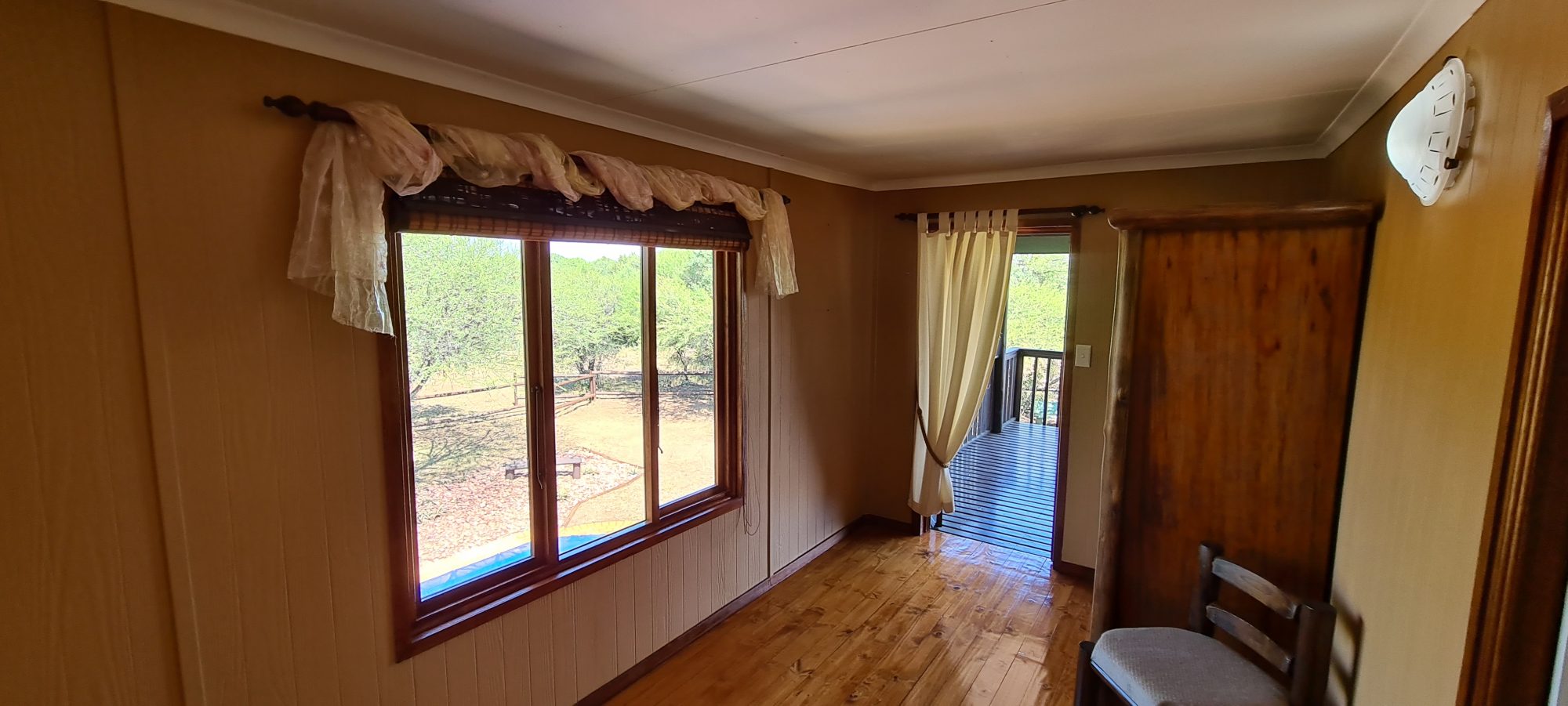 Weekend break-away log cabin on a secure bushveld estate ...